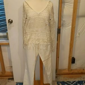 White Knitted V-Neck Top with Linen Beach Pants